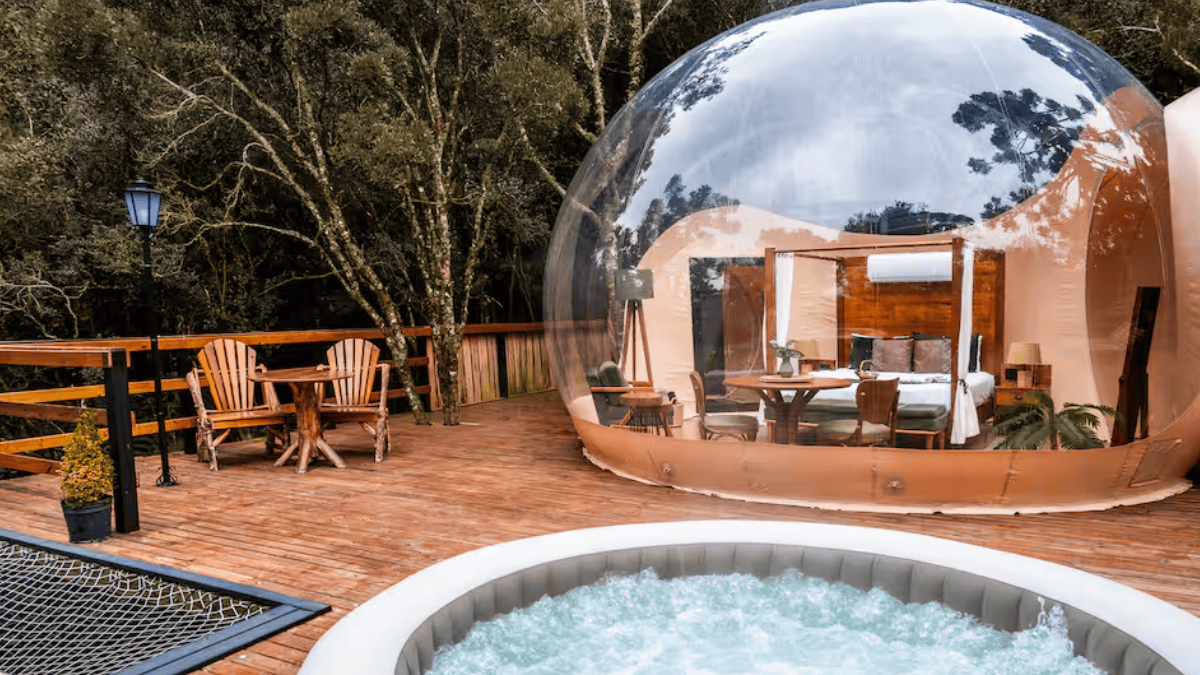 Em Urubici (SC), bolhas transparentes do Zion Bubble Glamping permitem observar a mata e o céu da Serra Catarinense sem sair da cama (Foto: Divulgação / Airbnb)