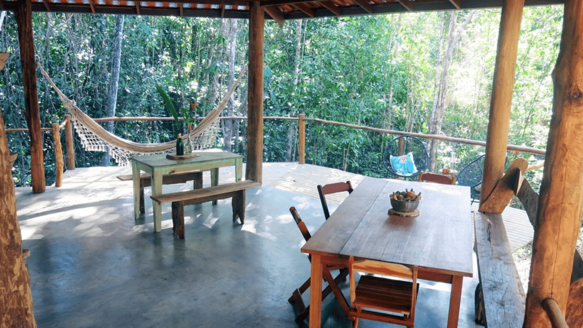 Em Uruçuca (BA), o YbYmara Eco Glamping fica na região de Serra Grande e aposta em tendas cercadas pela Mata Atlântica (Foto: Divulgação / YbYmara Eco Glamping)