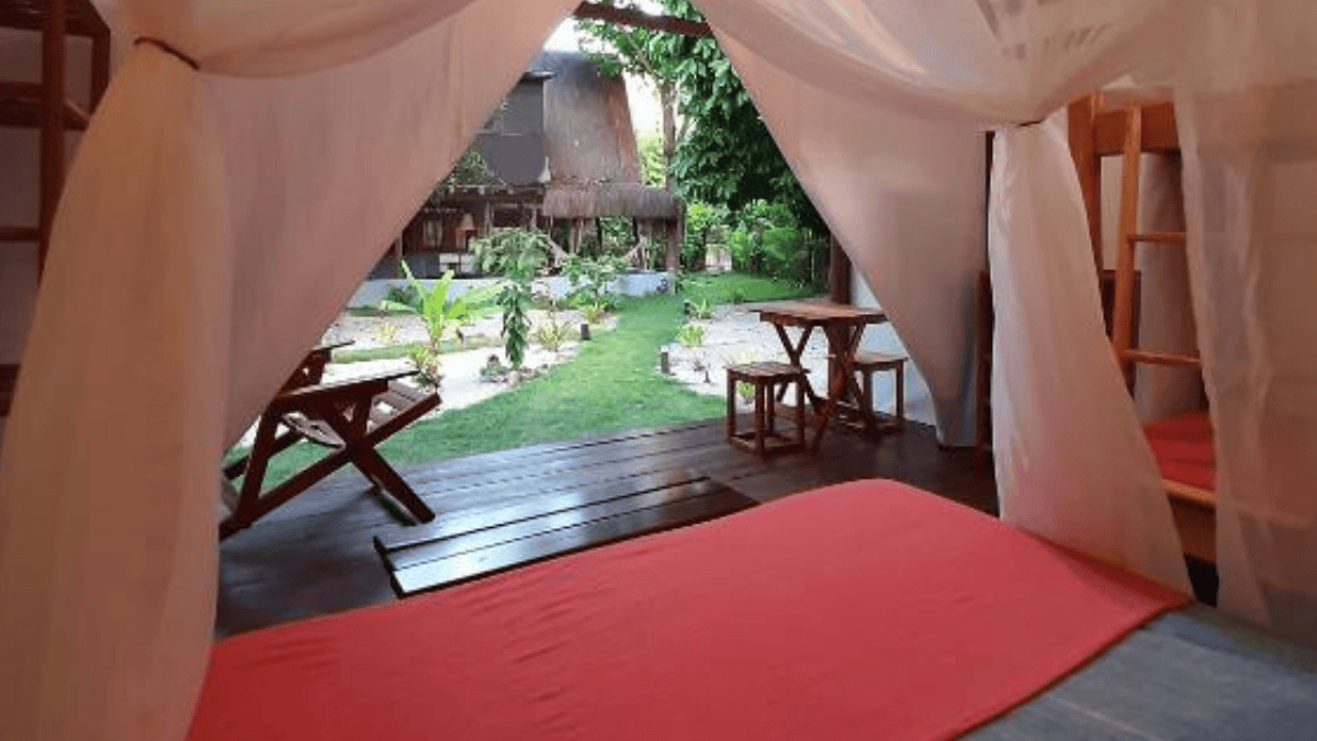 Em Maraú (BA), tendas de glamping ficam a poucos passos das águas da Praia de Algodões, na Península de Maraú (Foto: Divulgação / Booking.com)