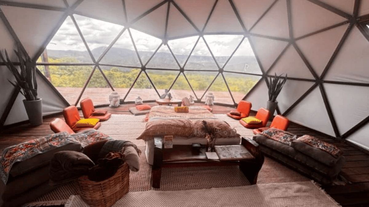 Em Alto Paraíso de Goiás (GO), o Domo Xangô utiliza uma estrutura geodésica para colocar o hóspede diante da paisagem da Chapada dos Veadeiros (Foto: Divulgação / Domo Xangô)