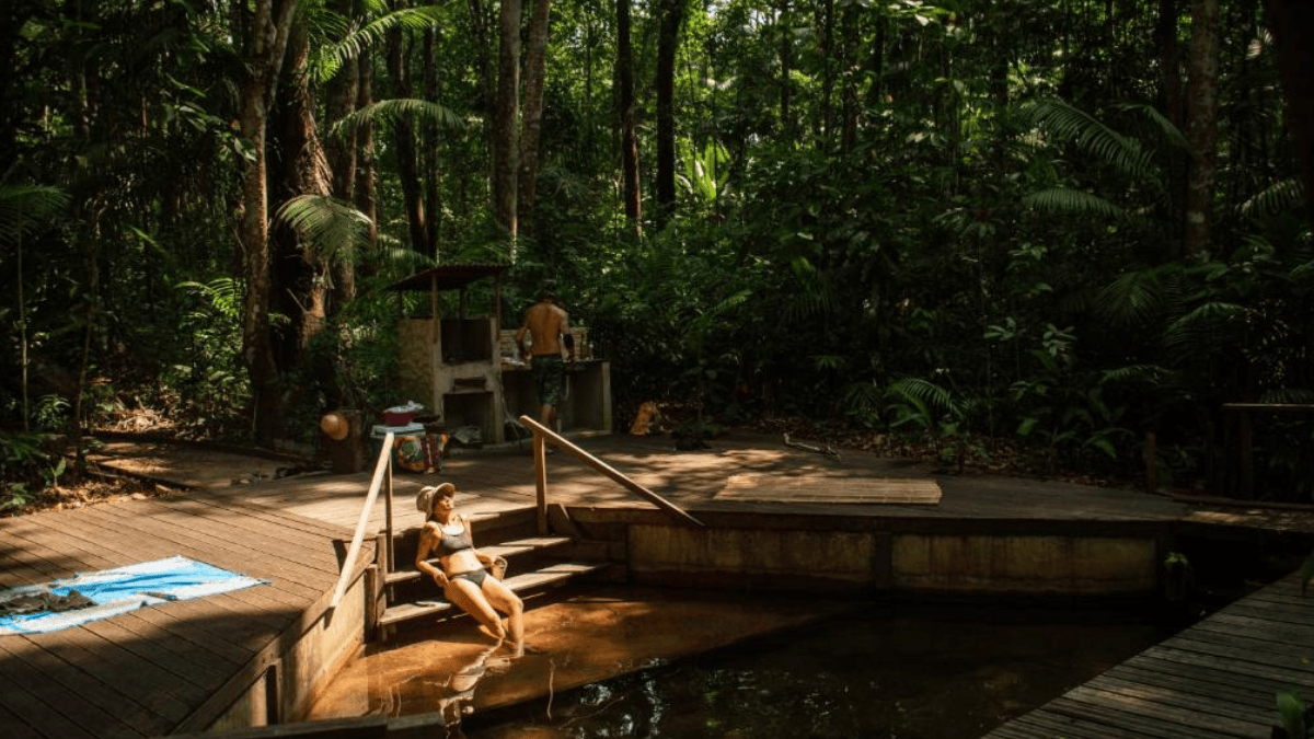 Em Santarém (PA), o Glamping Aconchego Gaia coloca tendas em meio à Floresta Amazônica, próximo a Alter do Chão (Foto: Divulgação / Booking.com)