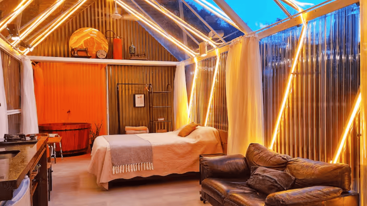 Em Pindamonhangaba (SP), paredes e teto translúcidos transformam o Celeiro da Luz em uma hospedagem integrada à Mata Atlântica aos pés da Mantiqueira (Foto: Divulgação / Airbnb)