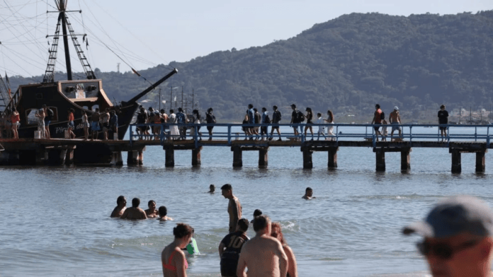 Corpo aparece boiando ao lado de tradicional trapiche de “praia dos argentinos” em Florianópolis