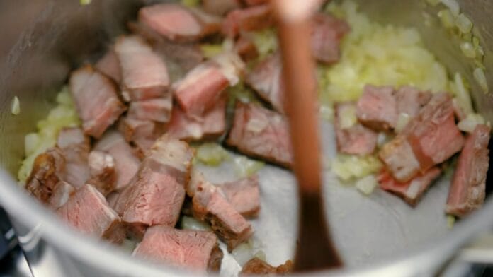 panela com a carne refogando com a cebola