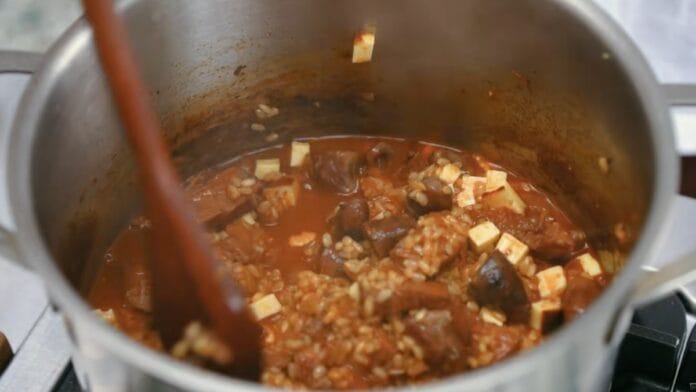 canela com carne cozinhando