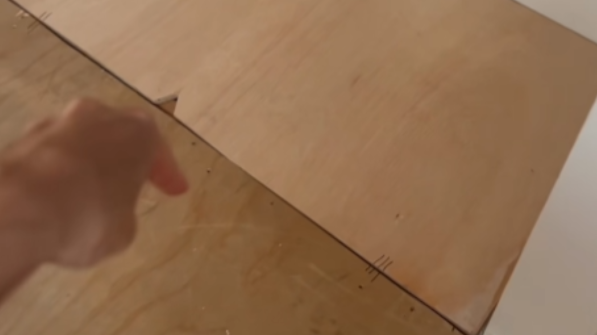 A disposição da construção levou Monica e o marido a suspeitar que uma escada em espiral pudesse ter ligado o espaço à lavanderia (Foto: Monica McManus / TikTok)