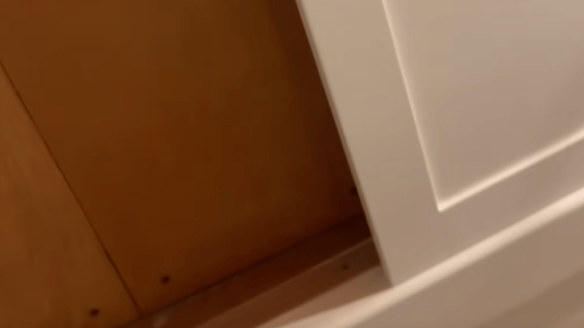 Uma pequena abertura dentro do closet acabou revelando acesso a uma parte desconhecida da residência (Foto: Monica McManus / TikTok)