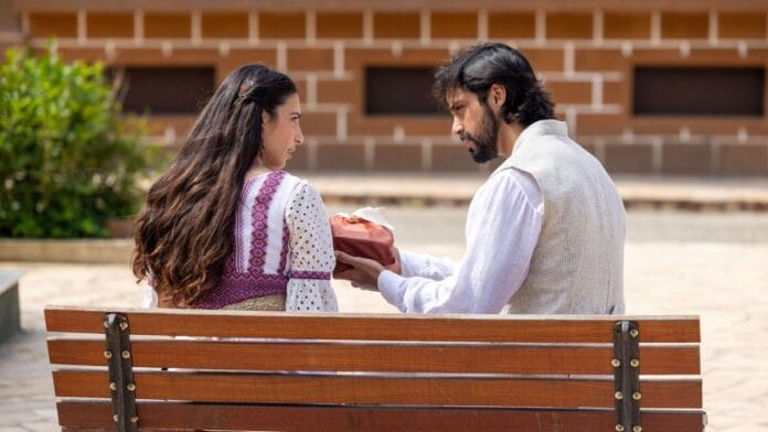 Omar (Rodrigo Simas) e Salma (Rayssa Bratillieri) em A Nobreza do Amor