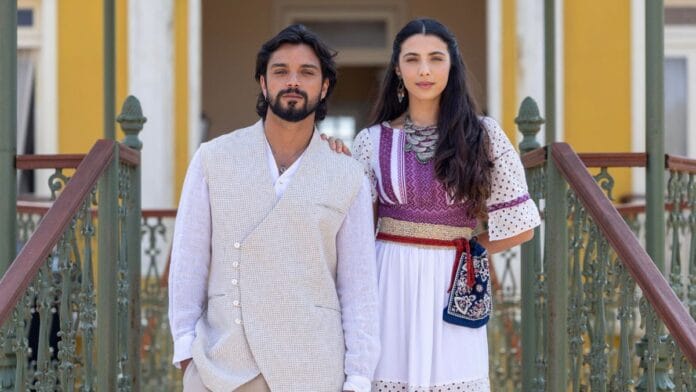 Omar (Rodrigo Simas) e Salma (Rayssa Bratillieri) em A Nobreza do Amor