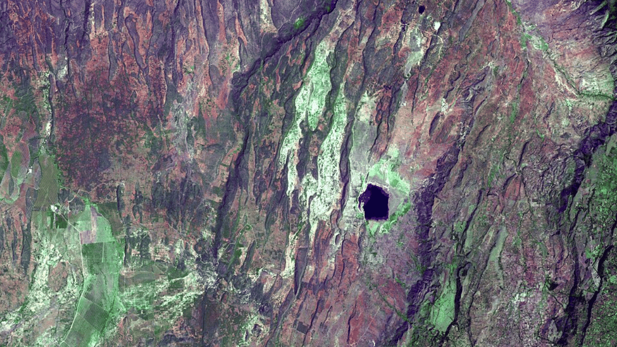 Os pesquisadores encontraram sinais de afinamento generalizado do manto litosférico, a camada rígida situada abaixo da crosta, ao longo de grande parte do sistema de riftes (Foto: NASA / METI / AIST / Japan Space Systems)