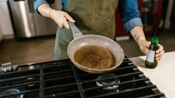 O fim da esfregação: técnica simples com calor e água desfaz crosta de panela queimada em até 5 minutos sem destruir o metal