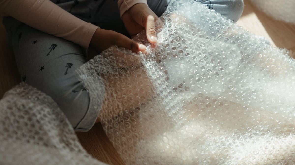 Antes de chegar às caixas de encomendas, o plástico-bolha foi criado para funcionar como revestimento de paredes (Foto: cottonbro studio/ Pexels)