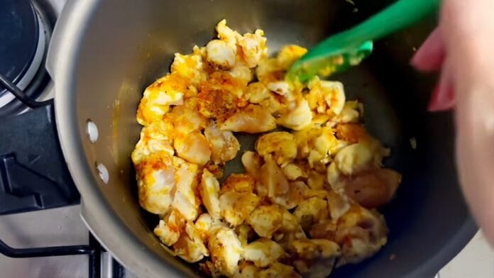 frango cozinhando na panela