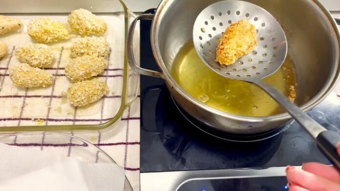 fritando as coxinhas