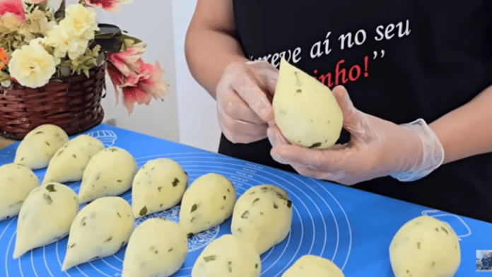 Coxinha sem trigo: receita leva mandioca na massa e rende 18 unidades