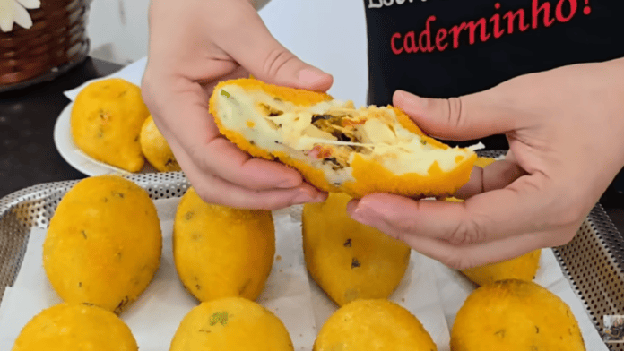 Coxinha sem trigo: receita leva mandioca na massa e rende 18 unidades