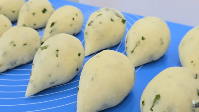 Coxinha sem trigo: receita leva mandioca na massa e rende 18 unidades