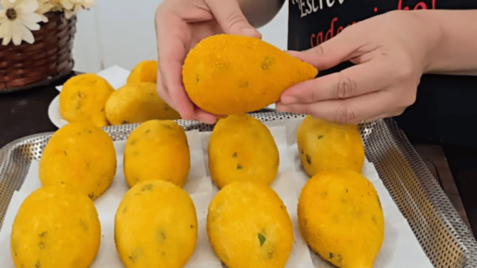 Coxinha sem trigo: receita leva mandioca na massa e rende 18 unidades