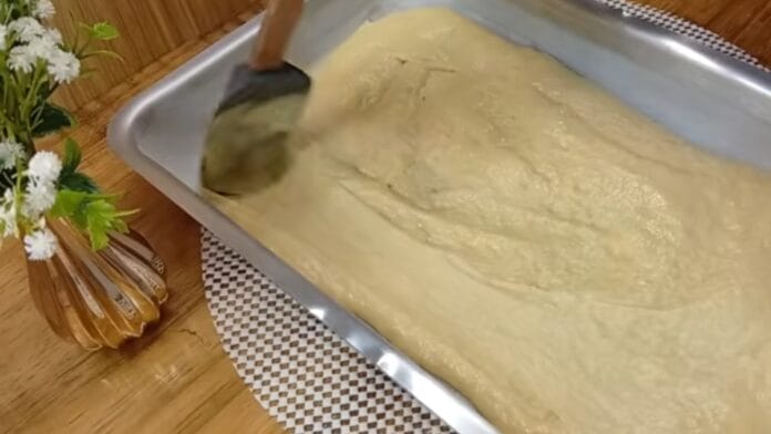adicionando a massa na forma