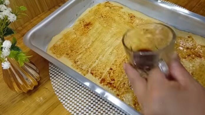 pincelando o café sobre a massa