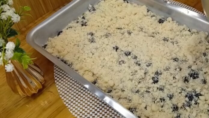 adicionando a farofa na cuca