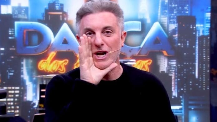 Luciano Huck apresentando o Dança dos Famosos neste domingo (20 de setembro de 2026)