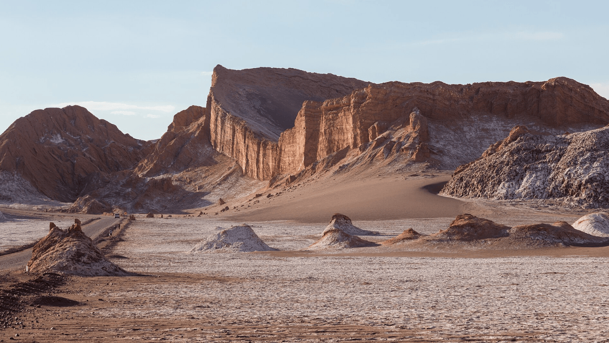 Erosão, sal, areia e rochas esculpiram formas tão incomuns no Valle de la Luna que o lugar ganhou o nome por sua aparência semelhante a uma paisagem de outro planeta (Foto: Diego Delso / Wikimedia Commons)
