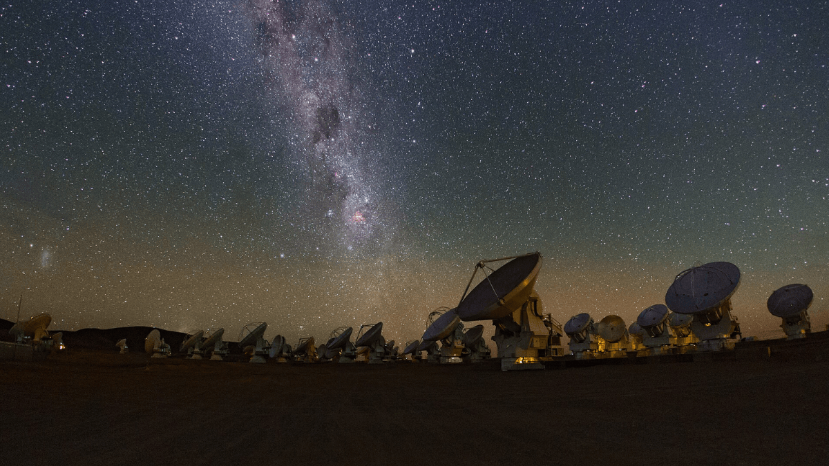 No planalto de Chajnantor, o ALMA utiliza 66 antenas para estudar regiões frias e distantes do Universo; a altitude e a extrema secura do Atacama favorecem as observações astronômicas (Foto: IAU / ESO / B. Tafreshi / Wikimedia Commons)