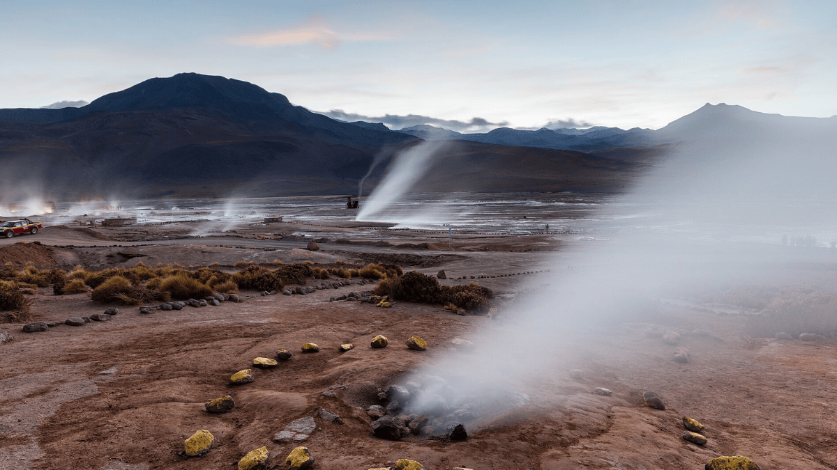 Em El Tatio, vapor e água quente escapam do solo em uma paisagem marcada pela atividade geotérmica, criando um dos cenários mais conhecidos de San Pedro de Atacama (Foto: Diego Delso / Wikimedia Commons)