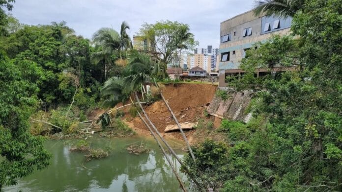 Deslizamento no fundo do icônico Grande Hotel em Blumenau vai exigir obra emergencial para não afetar o prédio