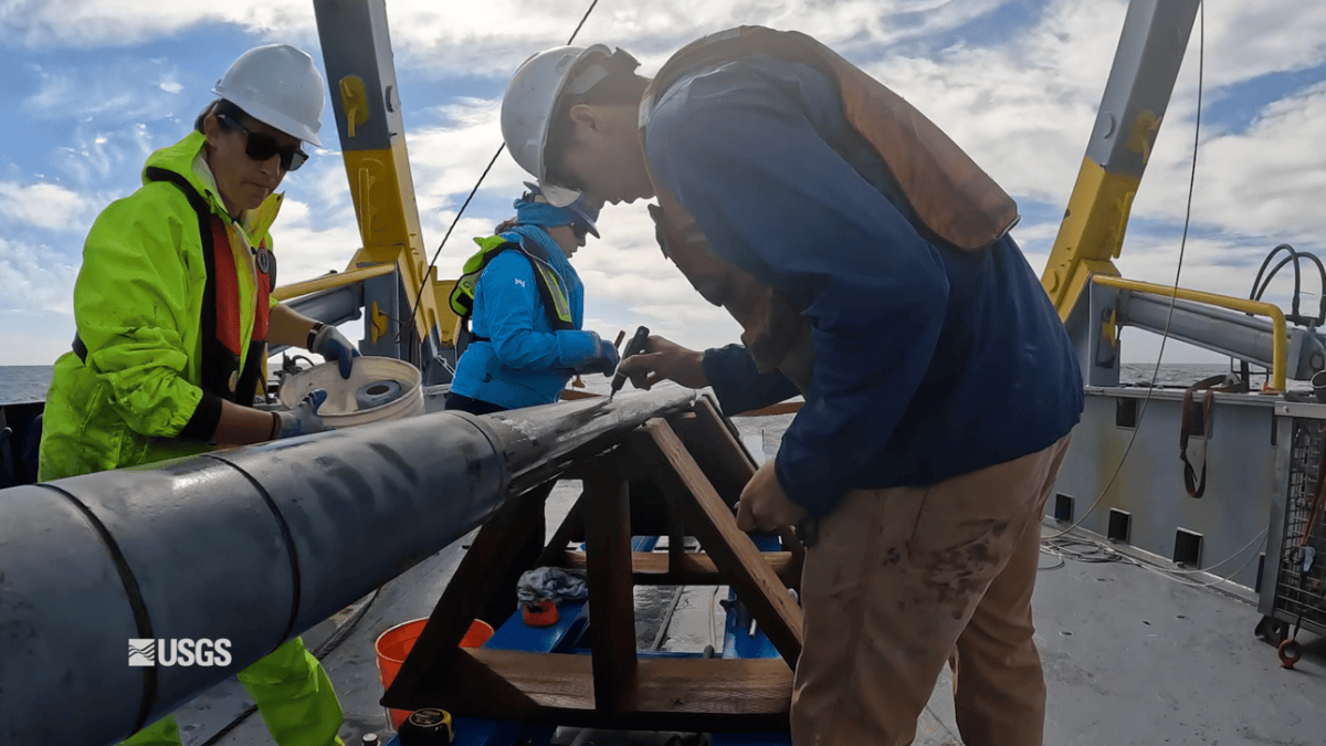 Cientistas rotulam um núcleo sedimentar a bordo de navio de pesquisa, etapa central para reconstruir terremotos antigos (Foto: Pacific Coastal and Marine Science Center / USGS)