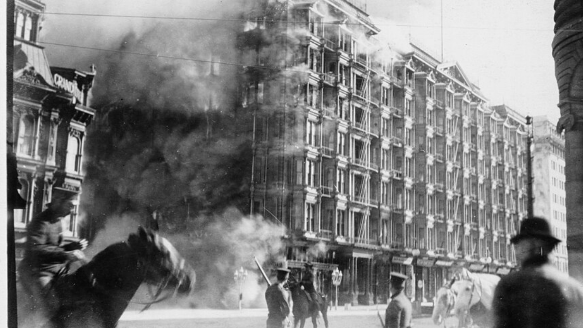 Ao sul, está a famosa falha de San Andreas, cujo movimento horizontal foi responsável por alguns dos mais devastadores terremotos da Califórnia, incluindo o evento que devastou São Francisco em 1906 (Foto: Livraria do Congresso)