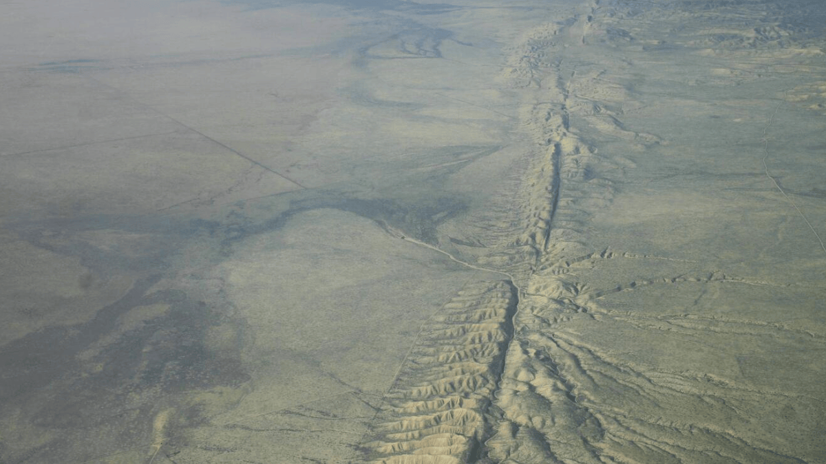 Foto aérea destaca o traçado da San Andreas no Carrizo Plain, uma das imagens mais emblemáticas da falha californiana (Foto: USGS)