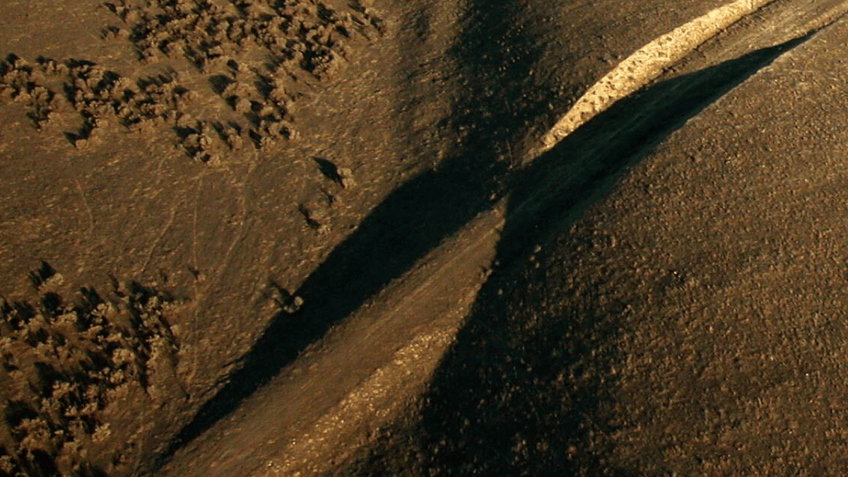 A cicatriz da falha de San Andreas corta a paisagem árida da Califórnia e revela a escala da ruptura no solo (Foto: Scott Haefner / USGS)