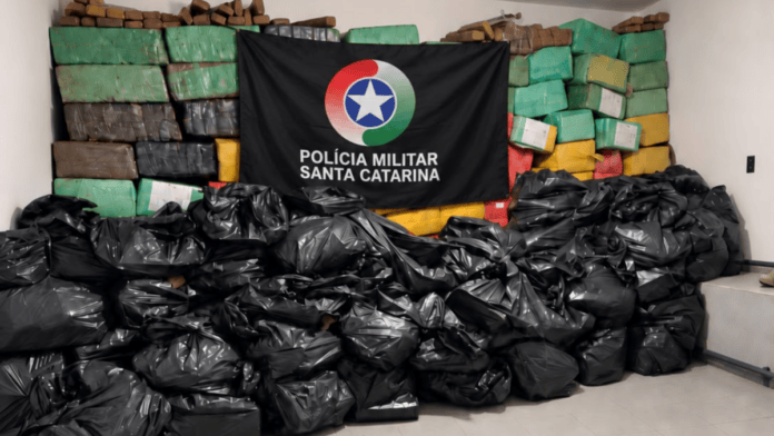 Carro com 20 kg de maconha leva policiais à descoberta de mais de 4 toneladas da droga dentro de casa em SC