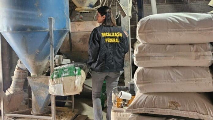 Fábrica clandestina de ração é descoberta por fiscalização federal em Blumenau