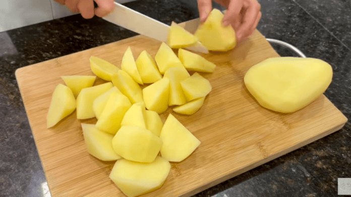 Fraldinha assada com batatas fica suculenta e macia com truque no forno