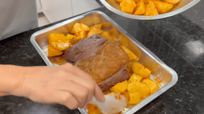 Fraldinha assada com batatas fica suculenta e macia com truque no forno