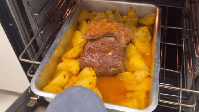Fraldinha assada com batatas fica suculenta e macia com truque no forno