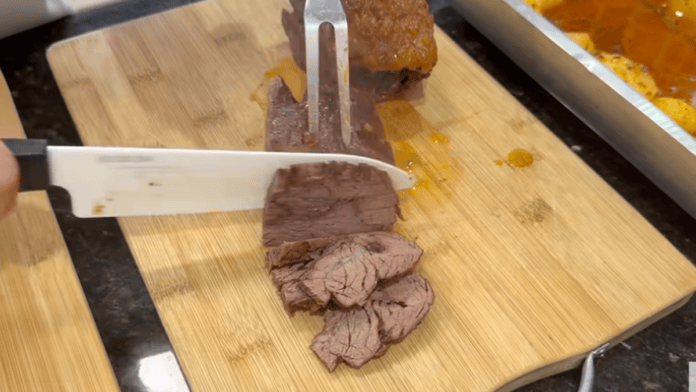 Fraldinha assada com batatas fica suculenta e macia com truque no forno