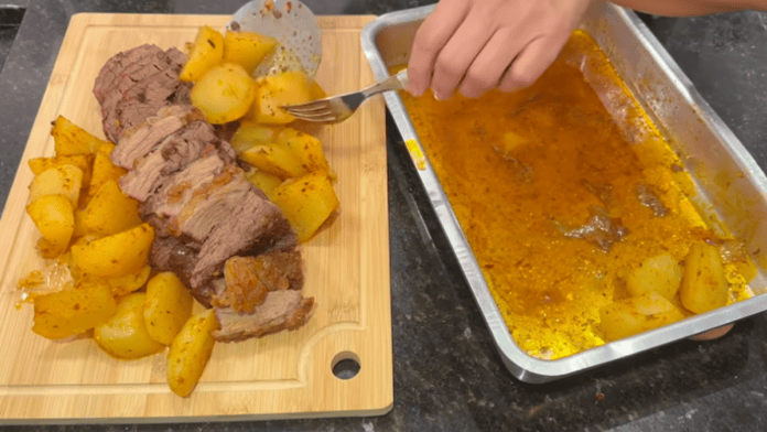 Fraldinha assada com batatas fica suculenta e macia com truque no forno