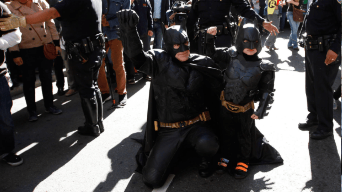 O Batman adulto que acompanhou Miles em sua aventura foi Eric Johnston, um inventor e acrobata voluntário (Foto: Divulgação / IMDb)