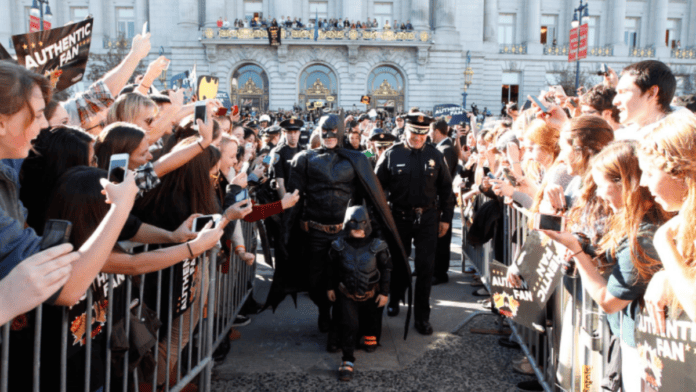 Garoto de 5 anos com leucemia queria ser o Batman e 20 mil pessoas transformaram a cidade em Gotham para ele