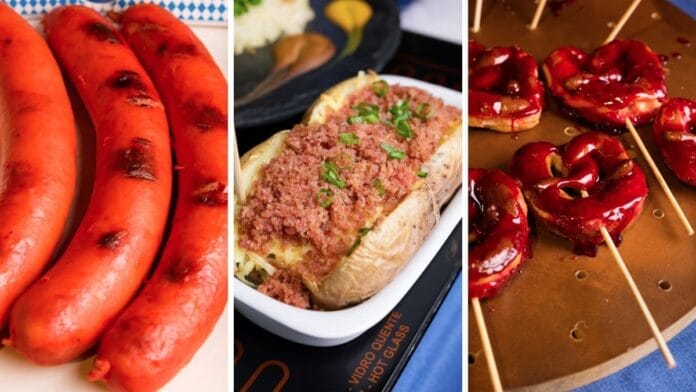 Colagem com três pratos da Oktoberfest Blumenau: salsichões vermelhos grelhados, batata assada recheada com farofa de bacon e cebolinha, e bretzels em espeto com cobertura vermelha.