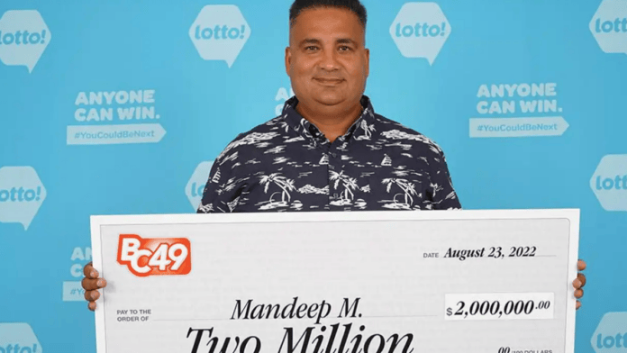 Uma fotografia de Maan segurando o cheque milionário revelou aos colegas que o caminhoneiro havia ganhado na loteria (Foto: Divulgação / British Columbia Lottery Corporation)