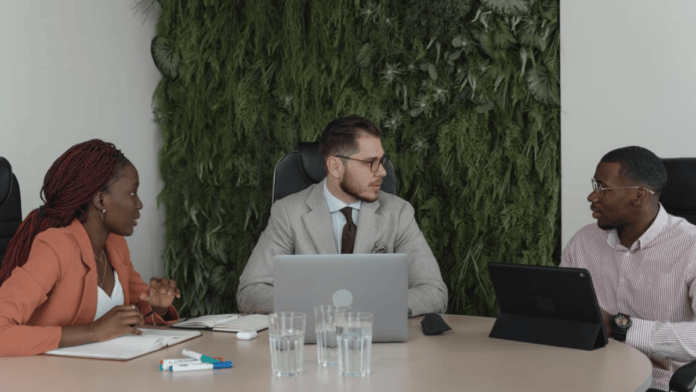 Todo mundo precisa saber quem participa: No grupo de Maan, os participantes variavam entre as apostas, o que dificultou definir quem tinha direito ao bilhete (Foto: Tima Miroshnichenko / Pexels)
