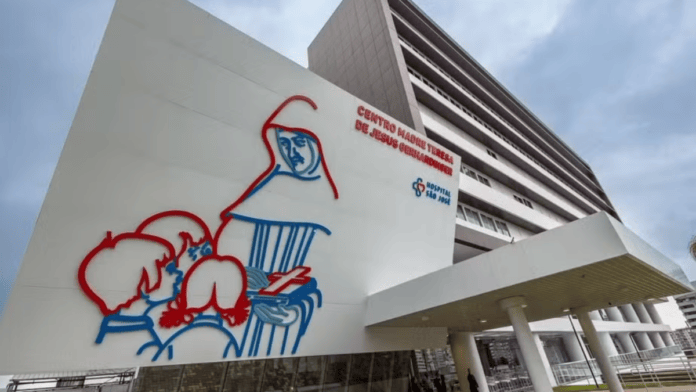 Jovem foi levada ao Hospital São José para atendimento médico (Foto: Divulgação)