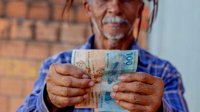 Idosos podem receber R$ 1.621 do governo mensalmente mesmo sem nunca ter contribuído ao INSS; veja como