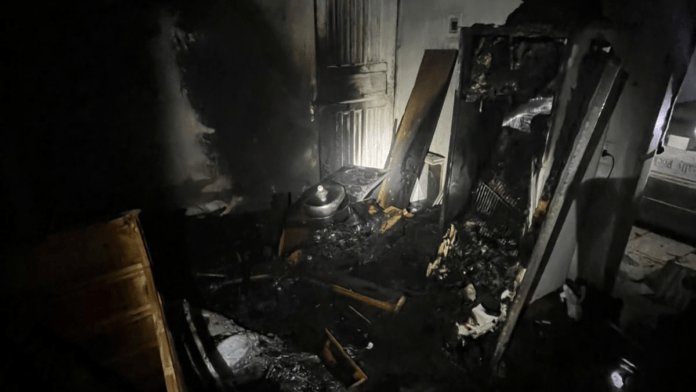 Incêndio destruiu a cozinha da residência (Foto: CBMSC, Divulgação)