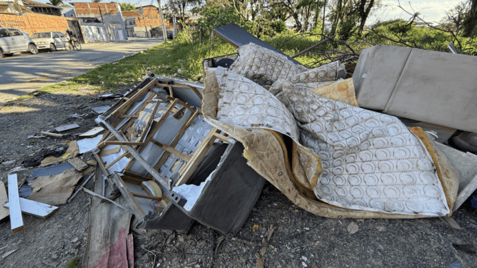 Cidade de SC fecha cerco contra descarte irregular de lixo e entulho e estabelece multa de mais de R$ 12 mil